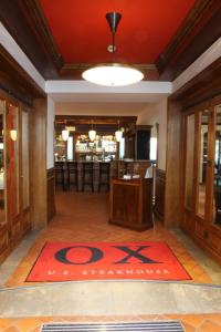 布伦瑞克豪斯楚汉萨同盟酒店的大堂的地板上铺有红色地毯