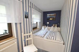 马尔肖Ferienhaus Malchow SEE 7751的一间小卧室,配有一张蓝色墙壁的床