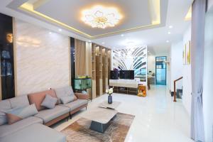 Kenpi Garden Homestay - NGUYÊN CĂN, đậu nhiều ô tô的电视和/或娱乐中心