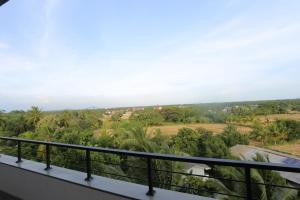 阿努拉德普勒Sooriya Wessagiri Resort的房屋的阳台享有风景。
