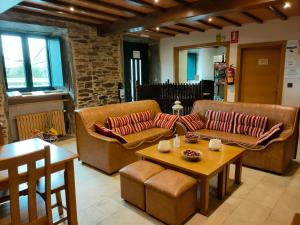 萨尔塞达Pension Albergue Alborada的客厅配有两张沙发和一张桌子