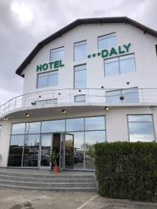 普洛耶什蒂Hotel Daly的艺术建筑,每天在上面写着“莫斯塔迪”字