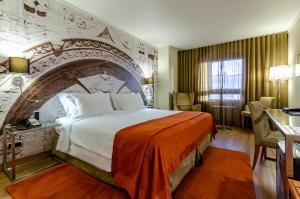 里斯本尔克斯庞巴尔酒店的酒店客房设有一张带石墙的大床