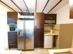 杜布罗夫尼克Apartments Dabar的厨房配有不锈钢冰箱