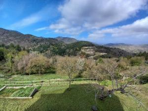 贝韦里诺Affittacamere Le Ciboline的山地,有围栏,有山地背景