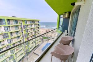 马马亚Olive apartment in Spa n Pool Resort-parking的阳台配有两把椅子,享有海滩美景