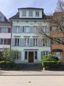 楚格Casa Koraal - Old Town Zug的前面有一扇门的大白色房子