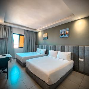 达赫拉Hotel Dakhla Ville的一间酒店客房,房间内设有两张床