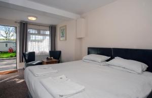 迪尔Sutton Vale的卧室设有一张白色大床和一扇窗户。
