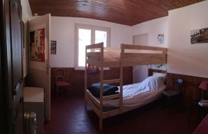 MarçonLe gîte du loir à vélo, gîte d'étape, backpacker的一间卧室设有两张双层床和一扇窗户。