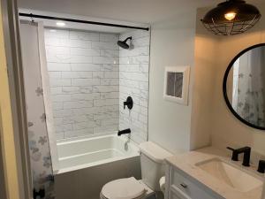 惠灵顿County Cove - Picton Suite的带浴缸、卫生间和盥洗盆的浴室