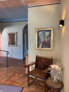 卡尔维贝勒维德尔酒店的一间房间,配有椅子和墙上的绘画作品