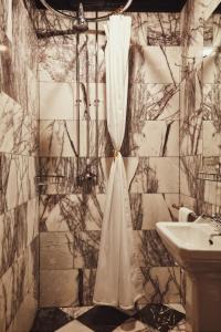 爱丁堡House of Gods Royal Mile的浴室配有淋浴帘和盥洗盆。