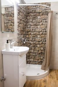 卡斯特拉基翁Paradise of Meteora A的一间带水槽和石墙的浴室