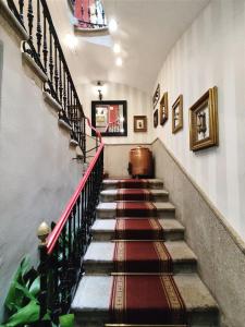 卡塞雷斯伊比利亚市政广场酒店的一座有红色栏杆的建筑中的楼梯