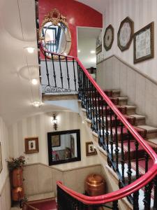 卡塞雷斯伊比利亚市政广场酒店的螺旋楼梯,房子里设有镜子和时钟