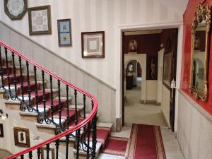 卡塞雷斯伊比利亚市政广场酒店的房屋内带螺旋楼梯的走廊