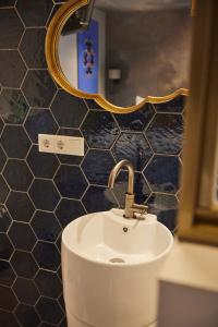 德文格洛Boutique Hotel de Drentse Liefde的一间带水槽和镜子的浴室