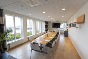 哥德堡Thon Partner Hotel Dockyard的大型会议室,配有长桌子和椅子