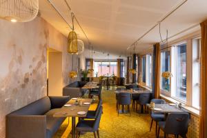 哥德堡Thon Partner Hotel Dockyard的餐厅设有桌椅和窗户。