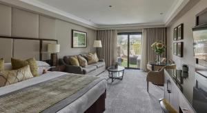 圣彼得港世界圣皮埃尔公园酒店&高尔夫球场的酒店客房,配有床和沙发