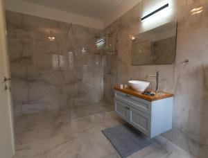 海法King's bed - Stay Royal and Stylish Bahai's Garden的一间带水槽和淋浴的浴室