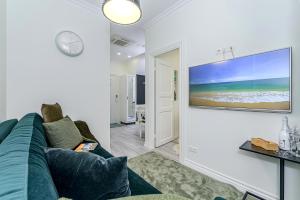 塔林Tallinn City Harbour Apartments的客厅配有沙发和墙上的电视