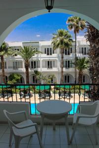 哈马马特艾米拉酒店的阳台享有酒店的景致,配有桌椅