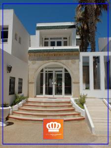哈马马特艾米拉酒店的通往门的台阶的建筑