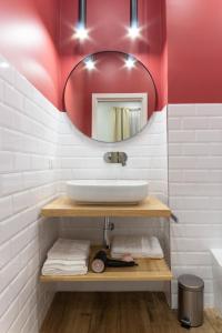 萨莱诺Casa Maya的一间带水槽和镜子的浴室