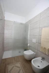 阿尔巴塔克斯Capri 53的白色的浴室设有卫生间和水槽。