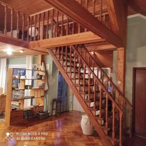 哈卡尼Lavendel Apartman的客厅的木制螺旋楼梯