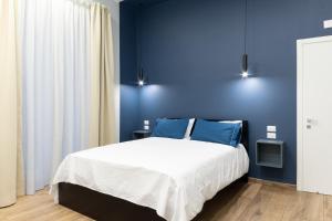 萨莱诺Casa Maya的蓝色卧室设有一张带蓝色墙壁的大床