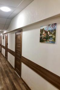 基辅Міні-Готель Білий Квадрат的办公室大楼的走廊,墙上有绘画