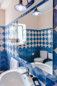 奥比多斯Quinta Da Torre - Óbidos Country House的蓝色瓷砖浴室设有水槽和卫生间