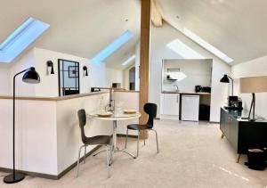 LindoresWoodmill Arches - Designer Barn Conversion for Two的一间厨房,里面配有桌椅