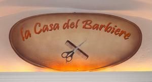ArgyrádesLa Casa Del Barbiere的剪刀上写有理发师的标志