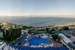 提比里亚Club Hotel Tiberias - Suites Hotel的度假村的空中景观,以死海为背景