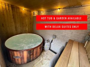 布莱克浦Osborne luxury hot tub and jacuzzi suites的热水浴池和花园仅提供豪华套房