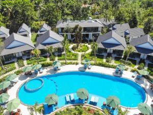 富国Kingo Retreat Resort的享有度假村游泳池的空中景致