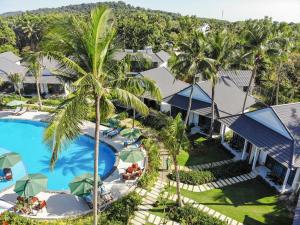 富国Kingo Retreat Resort的享有度假村的空中景致,设有游泳池和棕榈树