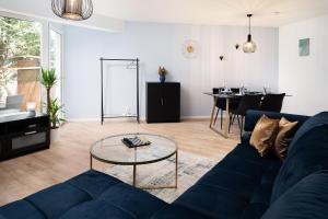 萨尔斯塔特Aparte - Washer & Dryer - Kitchen & Parking - Smart-TV的客厅配有蓝色的沙发和桌子