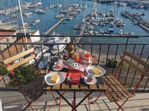 萨莱诺CASA D'AMARE的一个带食物的桌子,阳台上有码头