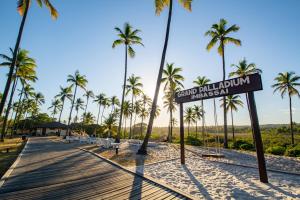 因巴塞帕拉迪姆皇宫度假大酒店&Spa水疗中心- 全包的棕榈树海滩木板路上的一个标志