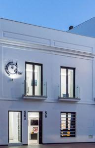 梅里达Apartamentos Élite - Art Collection - Andy的一座白色的建筑,有三个窗户