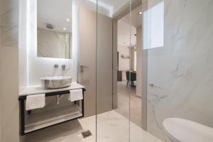 拉加纳斯Villa De Reve的一间带水槽和镜子的浴室