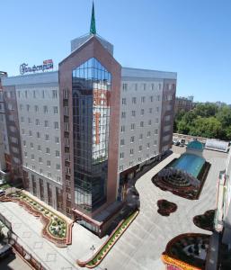 喀山古夫斯缀姆酒店的享有带游泳池的建筑的空中景致