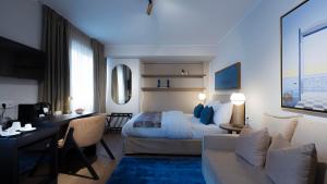 新武尔姆斯托夫Delphi Hotel & Restaurant的配有一张床和一张书桌的酒店客房