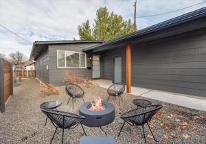 博伊西Mid Century Modern Boise-River Bungalow w/ Hot Tub的房屋前设有带椅子和火坑的庭院