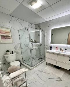 普罗维登斯Luxury and cozy 1 Bed Condo in the heart of Providence的带淋浴、卫生间和盥洗盆的浴室
